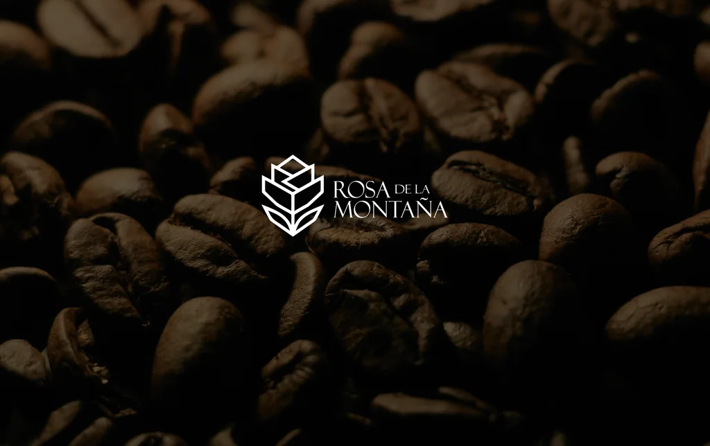 Logotipo en blanco sobre granos de café tostado.